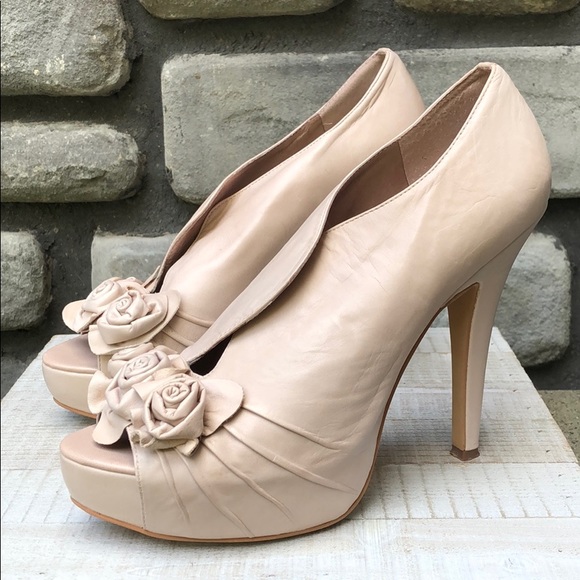 Vince Camuto Shoes - Beige PeepToe Platforms w Rosebuds EUC sz 9